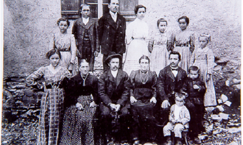 1911. Famiglia Agostinis Pirucèlo