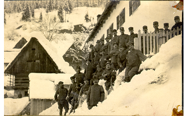 1916-17.Reparto di alpini all'esterno della Canonica. Sullo sfondo, il fenile in luogo dell’attuale Albergo Coglians (216)