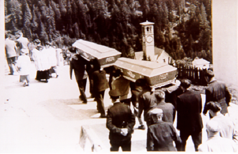 1956. Funerale. Sullo sfondo, la chiesa di s. Michele (301)