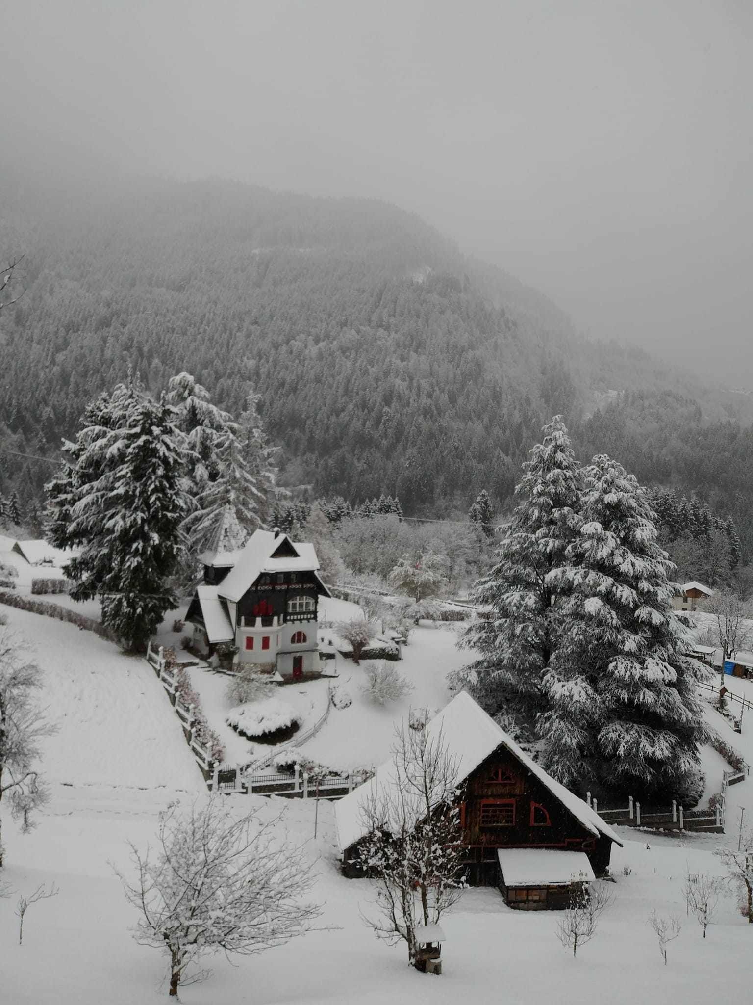 La casa e il fienile di Ruperto Vidale, a Valpicetto, sotto la neve - 5 dicembre 2021