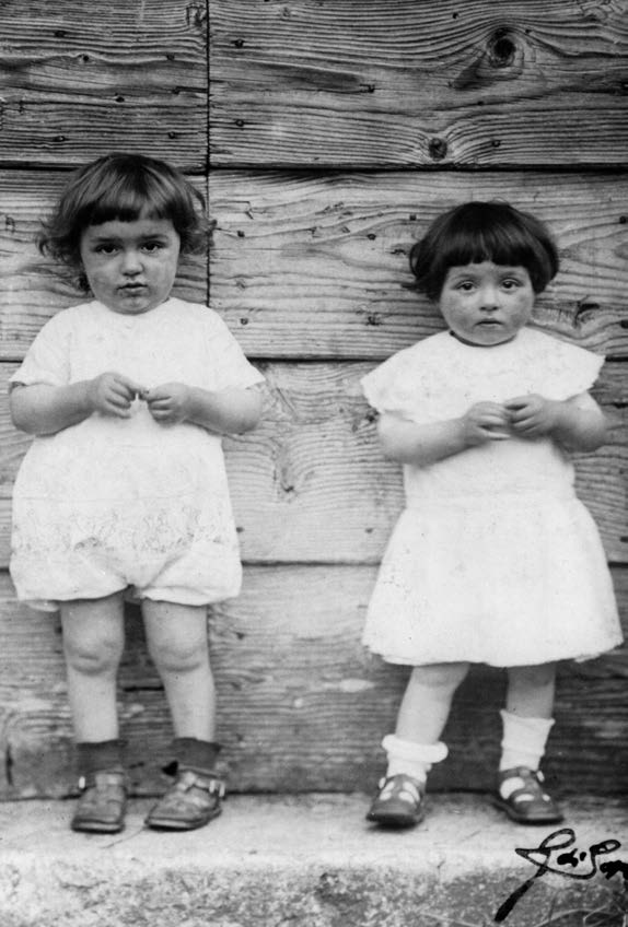 I gemelli Onorio ed Enrica Puschiasis <em>di Casador</em> all'età di due anni